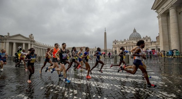 Maratoneti davanti a San Pietro