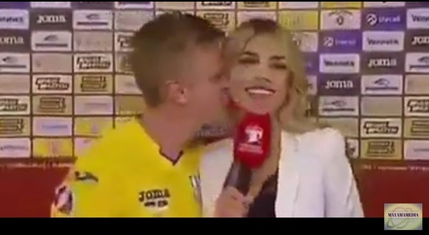 Il calciatore Zinchenko fa lo sbruffone e bacia la giornalista durante l'intervista: polemica sul web