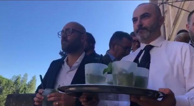immagine Roma, lo staff della Raggi porta un mojito a Salvini