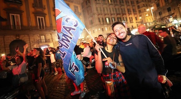 Napoli in festa per la coppa Italia, il virologo Perrella: «Qui il contagio è basso, ma è stata una follia»