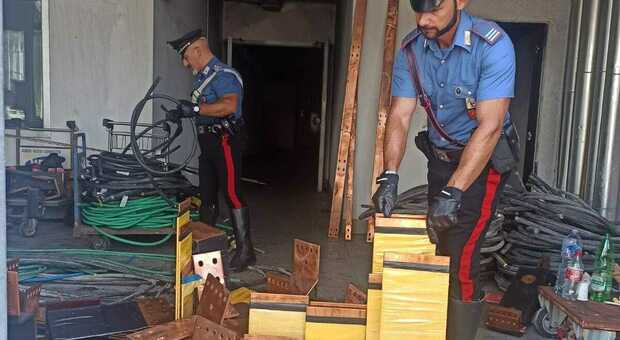 Nomadi a Roma sorpresi a rubare una tonnellata di rame, ecco il loro «business illegale»: sette rom arrestati dai carabinieri