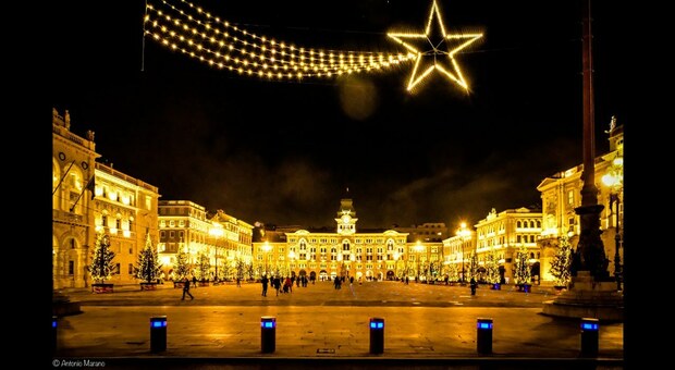 Piazza Unità d'Italia a Trieste illuminata per Natale
