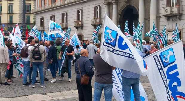 La protesta dei lavoratori delle Poste in piazza del Plebiscito