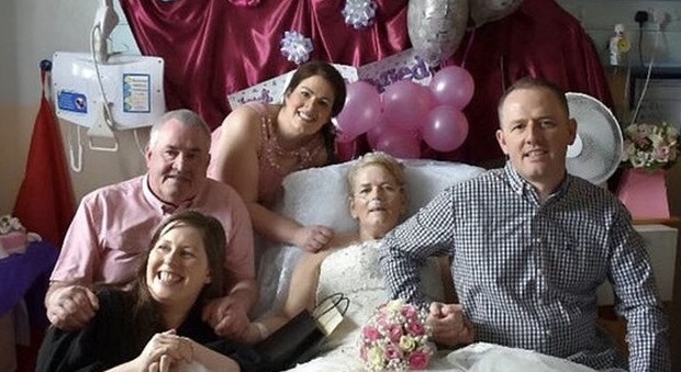 La moglie ha un cancro terminale, dopo 42 anni insieme la sposa in ospedale