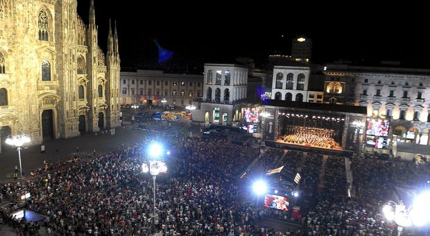 Una suggestiva immagine del concerto della Filarmonica della Scala in piazza Duomo a Milano edizione 2017