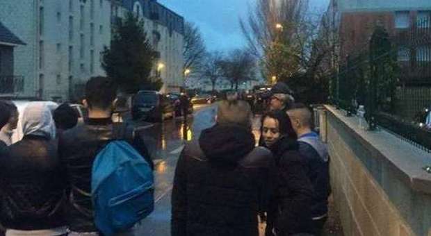 Parigi, blitz forze speciali a Charleville: avvertita forte esplosione, un arresto
