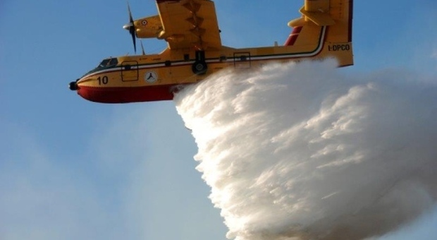 Arrivano i rinforzi aerei per l'incendio sul Vesuvio