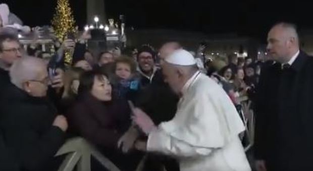 Schiaffi del Papa, valanga di tweet: «Sta mano po' esse' ferro e po' esse' piuma» «Bergoglio ma non mollo»