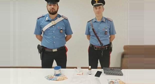 I carabinieri con i materiali sequestrati all'arrestato