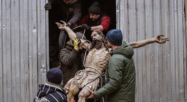 In via precauzionale, i cittadini di Leopoli hanno rimossa la statua del Cristo Salvatore dalla Cattedrale, mettendola in un bunker