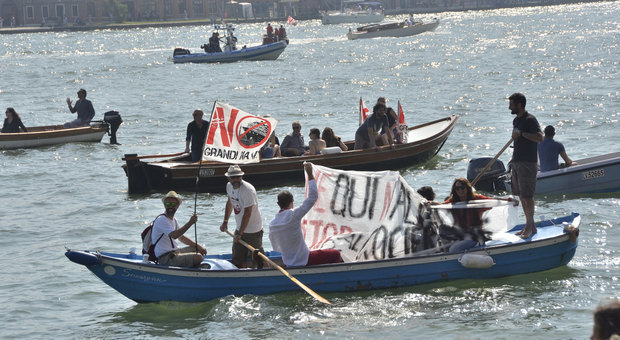 Manifestazione in canale, assolti 16 attivisti "No grandi navi"