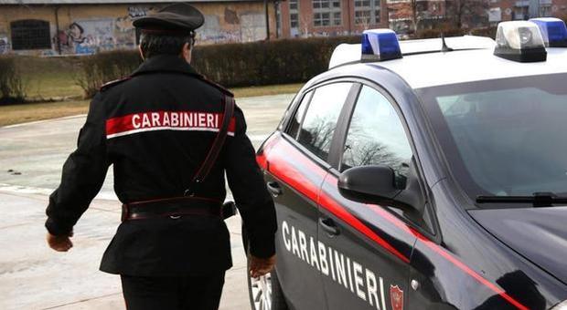 Fuggono all'alt dei carabinieri: presi due pregiudicati con armi e droga