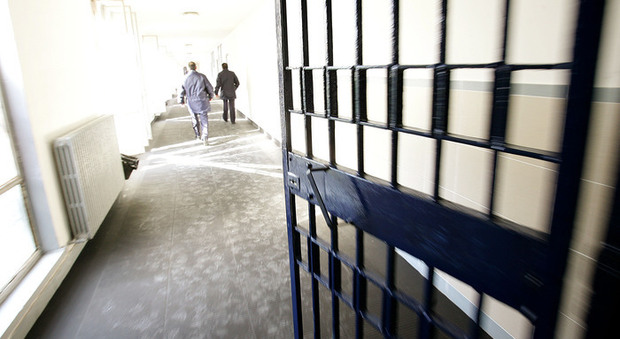 Frosinone, Far West in carcere: detenuto spara contro tre compagni di cella