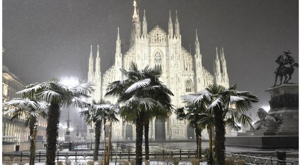 Milano, i primi fiocchi di neve sulla città: le previsioni