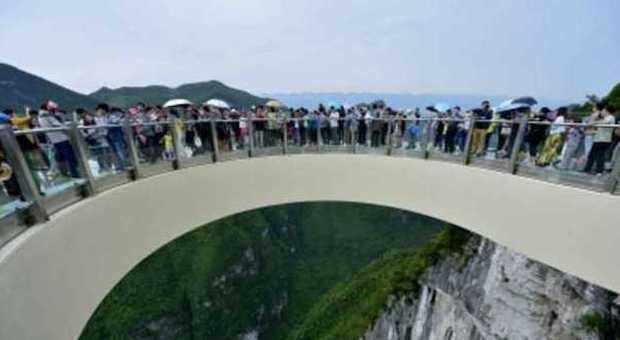 Cina, il ponte trasparente più lungo del mondo: sotto i piedi dei visitatori uno strapiombo di 718 metri