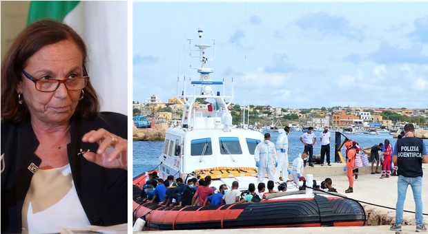 Migranti, la ministra Lamorgese: «Fermare gli sbarchi? Non possiamo bloccare i barchini affondandoli»