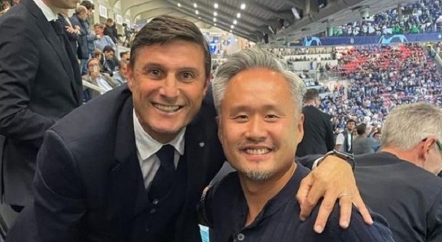 Ancona, il presidente Tiong alla scala del calcio: il patron posa con Javier Zanetti