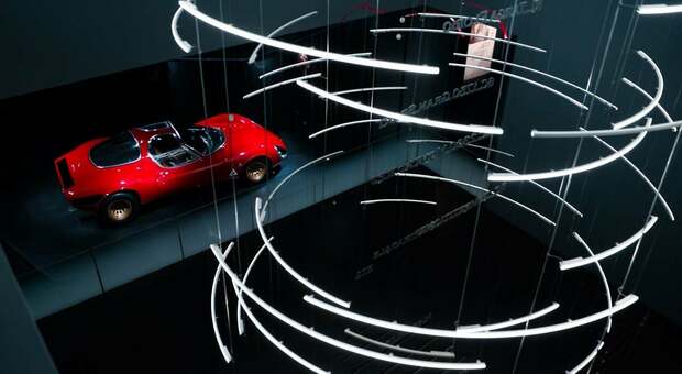 Si accendono i riflettori al Museo Alfa Romeo di Arese sulla F1 e su Autodelta. Dal 3 al 5 marzo, una speciale installazione luminosa di 15 metri di altezza brillerà all’interno dell’ex Centro Stile del Biscione