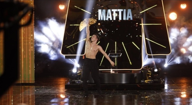Amici 23, la finale. Mattia Zenzola riconsegna la coppa del vincitore: «L'autenticità deve essere il vostro vero punto di forza»