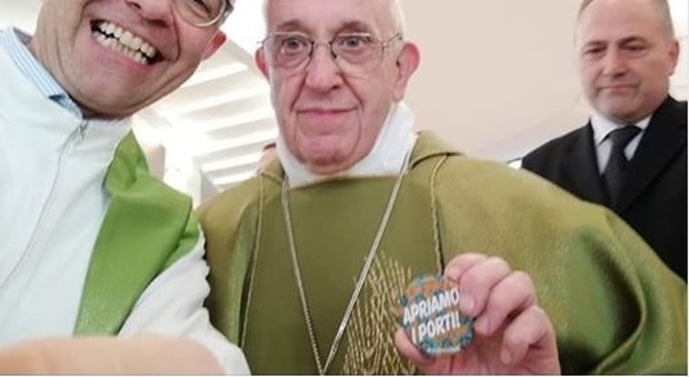 Papa Francesco e il selfie con la spilletta “apriamo i porti” che sta facendo il giro del web