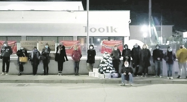 Le feste amare dei dipendenti Toolk: albero di Natale con le buste paga mai prese