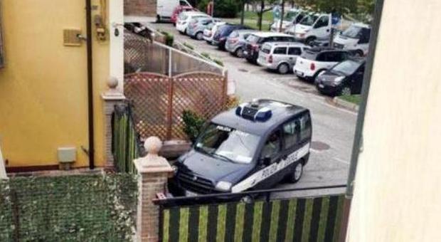 Auto dei vigili davanti al cancello di casa: arriva al lavoro in ritardo