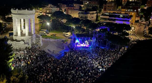 Festa del Mare, bagno di folla al Passetto: in 10mila al concerto dei Tiromancino I VIDEO