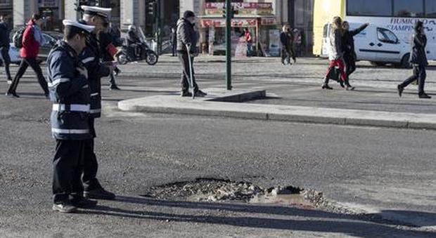 Buche a Roma, il Comune dovrà risarcire e replica: «Automobilisti siano più attenti»