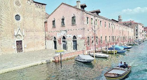 Insegue e sperona il barchino in canale: veneziano arrestato per naufragio