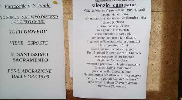 Il cartello affisso dal parroco a Udine