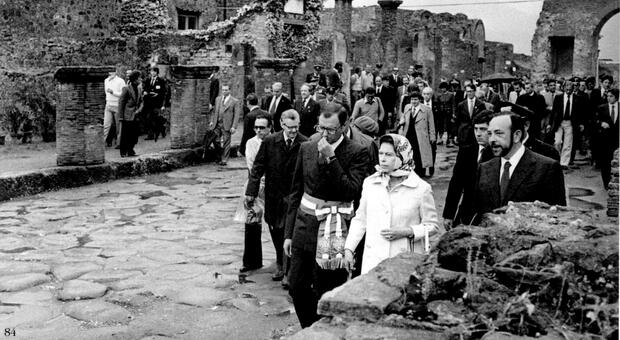 Morta la Regina Elisabetta, la sua visita a Napoli nel 1961: «È una città bellissima... dov’è Capri?»