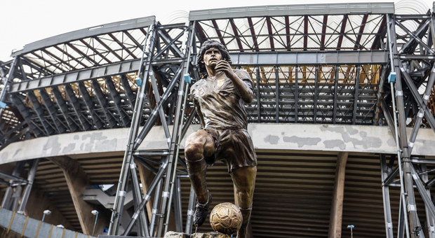 La statua di Maradona di Sepe