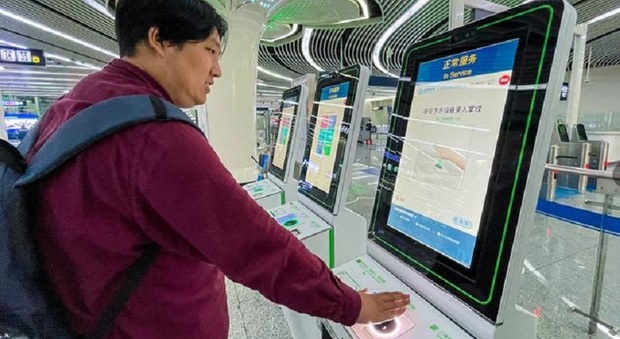 Scansione della mano per pagare il biglietto della metro: in Cina il servizio innovativo ed inquietante