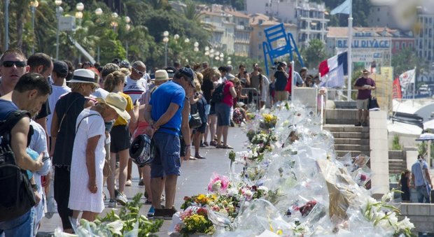 Nizza, oggi il rientro delle salme degli italiani. La Francia estende lo stato d'emergeza fino al 2017