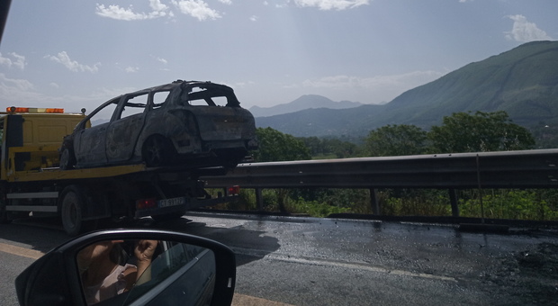 Auto in fiamme in autostrada: traffico in tilt sulla Napoli-Bari