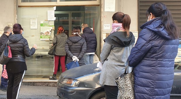 Coronavirus a Napoli, pochi giorni per chiedere il buono spesa: assalto a Caf e patronati