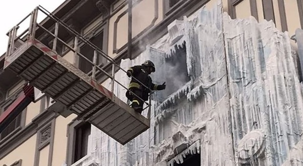 Milano, il palazzo è ricoperto di ghiaccio: i vigili sul posto, ma non è quel che sembra