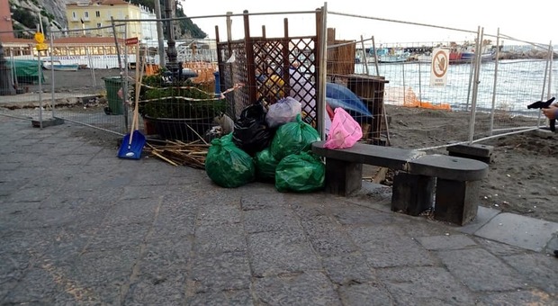 Sorrento, i volontari ripuliscono Marina Grande: via due quintali di rifiuti