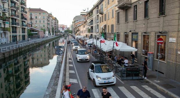Milano, il Naviglio Pavese ad andamento lento: traffico vietato by night