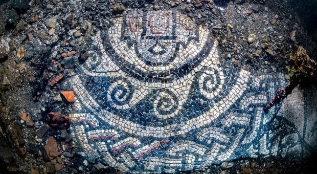 Baia delle meraviglie! Scoperto un mosaico a motivi geometrici nelle terme del Lacus