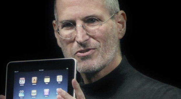Apple, Steve Jobs era un papà «poco tecnologico»: limitato l'uso di iPad ai figli
