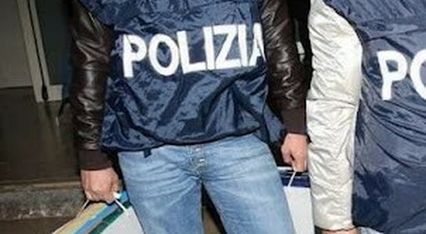 Napoli, spacciatore in manette dopo rocambolesco inseguimento con la polizia a Capodichino