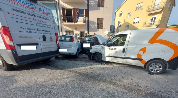 Ancona, scontro tra due furgoni: colpite tre auto parcheggiate. Feriti due 70enni