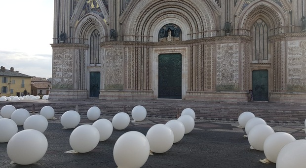 Le palle bianche che circondano il Duomo di Orvieto