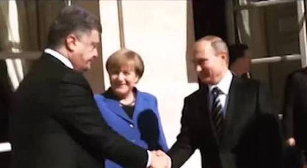 Il premier ucraino stringe la mano di Putin. Ma la foto finisce nella bufera: ecco perché