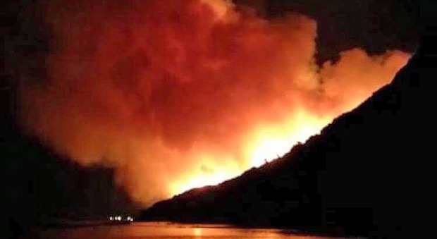 Pesaro, incendio sul San Bartolo: il ministro Galletti farà un sopralluogo