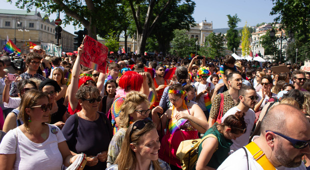 Gay pride, oltre 12mila persone in corteo: «Denunceremo il Comune»