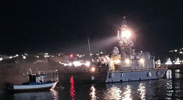 Continuano gli sbarchi a Lampedusa: arrivati 224 migranti, l'hotspot è pieno