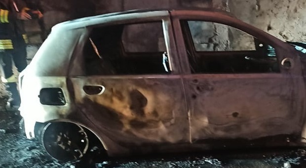 Incendio nella notte, a fuoco un'auto. E la proprietaria accusa un malore