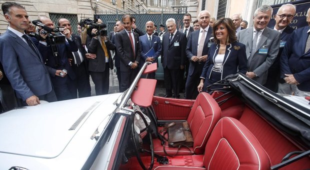 Il presidente del Senato Maria Elisabetta Alberti Casellati visita l'espozione di auto d'epoca durante l'evento sotto il Senato dell'Automotoclub storico italiano